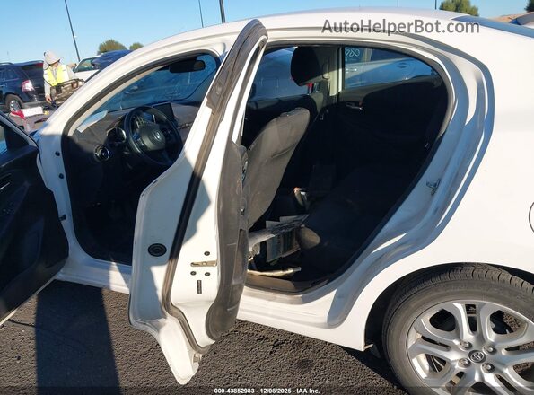 3MYDLBYV3JY330020 2018 TOYOTA YARIS IA White VIN კოდის სტიკერის ხედი