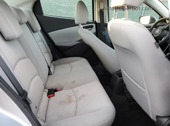 3MYDLBYV5LY715758 2020 TOYOTA YARIS Silver Հետևի նստատեղերի տեսք
