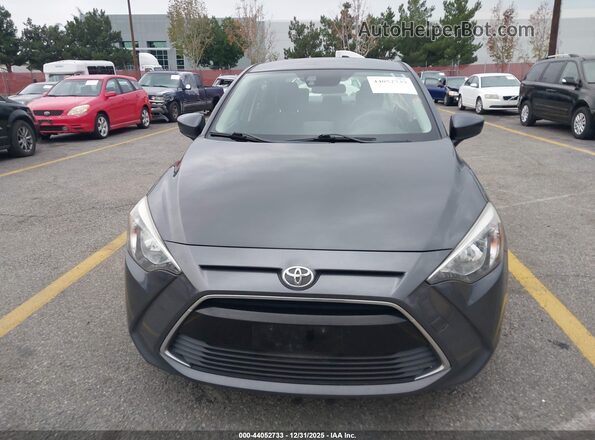 3MYDLBYV6JY329573 2018 TOYOTA YARIS IA Коричневый Вид щитка приборов