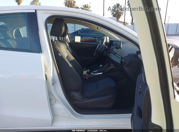 3MYDLBYV6LY712450 2020 TOYOTA YARIS White Front interior view