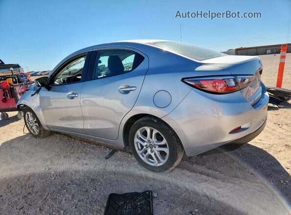 3MYDLBYV8JY307817 2018 TOYOTA YARIS Silver 