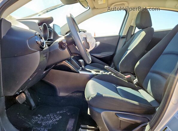 3MYDLBYV8JY307817 2018 TOYOTA YARIS Silver 