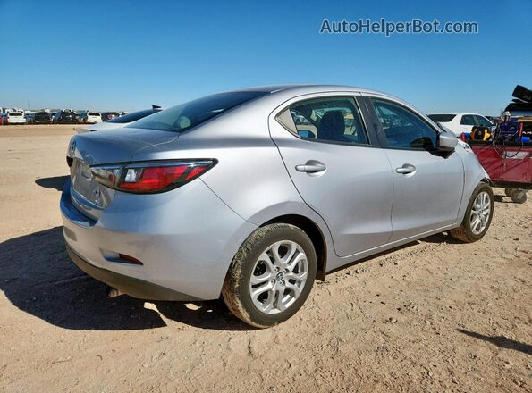 3MYDLBYV8JY307817 2018 TOYOTA YARIS Silver 