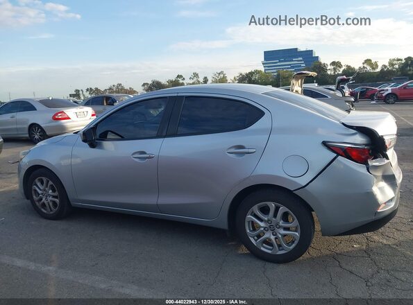 3MYDLBYV8JY331373 2018 TOYOTA YARIS IA Silver სალონის 360-გრადუსიანი ხედი