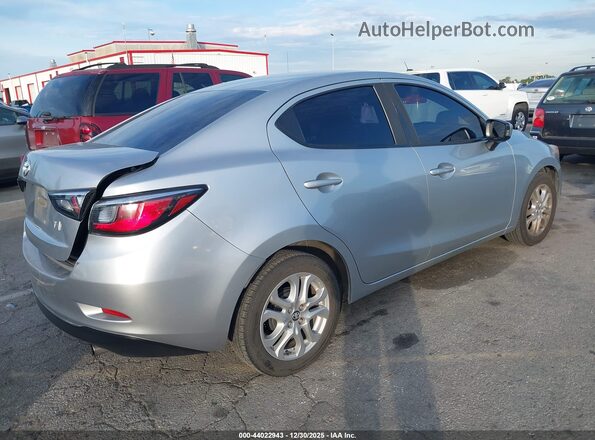 3MYDLBYV8JY331373 2018 TOYOTA YARIS IA Silver უკანა მარჯვენა