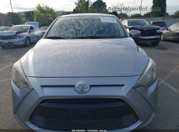 3MYDLBYV8JY331373 2018 TOYOTA YARIS IA Silver ხელსაწყოთა პანელის ხედი
