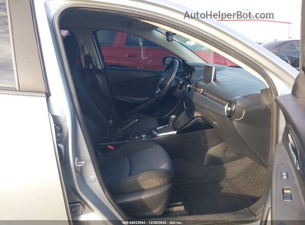 3MYDLBYV8JY331373 2018 TOYOTA YARIS IA Silver წინა სალონის ხედი