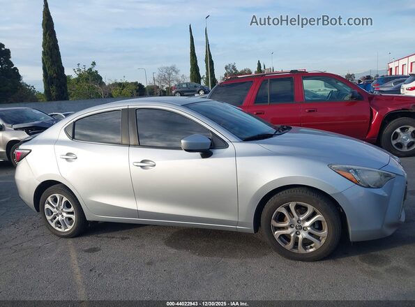 3MYDLBYV8JY331373 2018 TOYOTA YARIS IA Silver უკანა სალონის ხედი