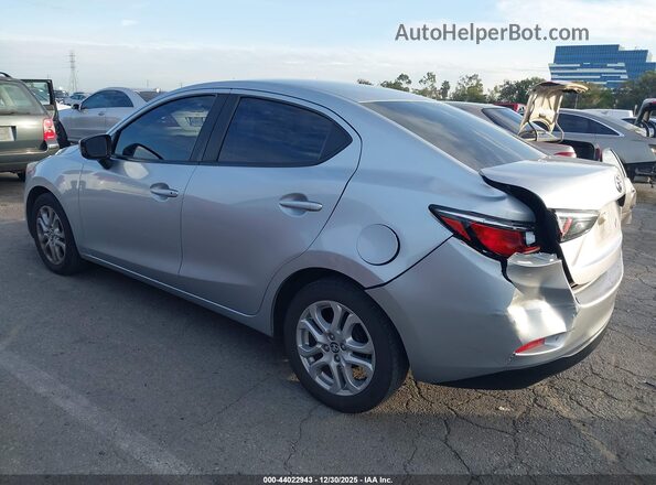 3MYDLBYV8JY331373 2018 TOYOTA YARIS IA Silver უკანა მარცხენა