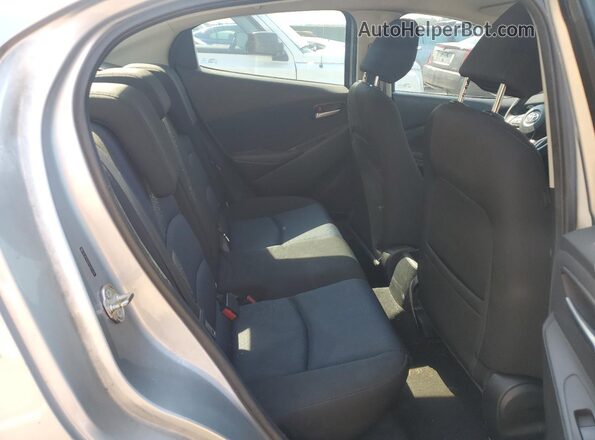 3MYDLBYV9JY307325 2018 TOYOTA YARIS Silver Vista de los asientos traseros