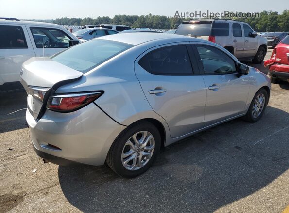 3MYDLBYV9JY307325 2018 TOYOTA YARIS Silver Trasero derecho