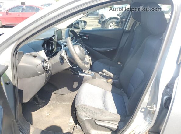 3MYDLBYV9JY307325 2018 TOYOTA YARIS Silver Vista interior delantera