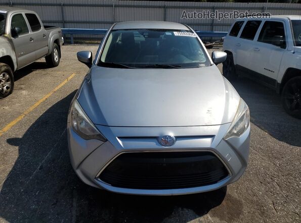 3MYDLBYV9JY307325 2018 TOYOTA YARIS Silver Vista frontal
