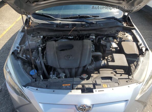 3MYDLBYV9JY307325 2018 TOYOTA YARIS Silver Vista interior trasera