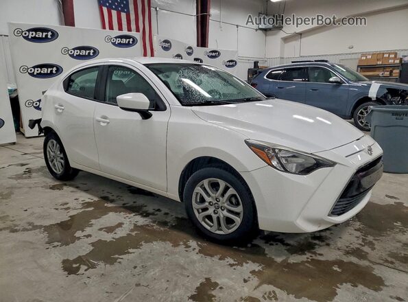 3MYDLBYV9JY313724 2018 TOYOTA YARIS White 