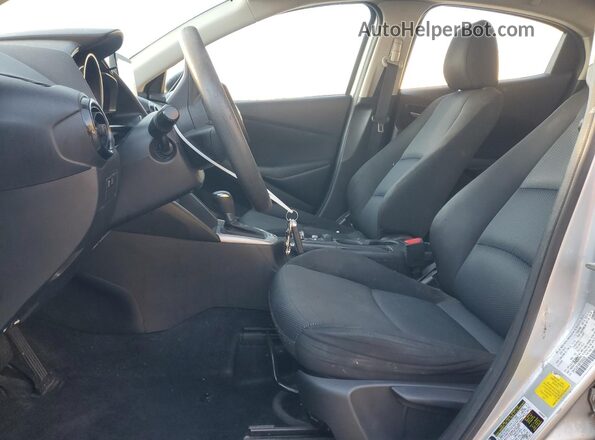 3MYDLBYV9KY505226 2019 TOYOTA YARIS Silver Սալոնի դիմացի տեսք