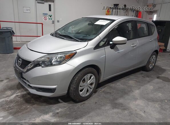 3N1CE2CP2JL368349 2018 NISSAN VERSA NOTE Серебряный Передняя левая четверть