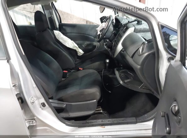 3N1CE2CP7JL356567 2018 NISSAN VERSA NOTE Серебряный Вид салона спереди