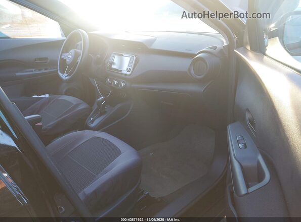 3N1CP5BV8PL476592 2023 NISSAN KICKS Черный Вид салона спереди