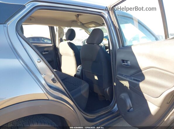 3N1CP5CV2PL507527 2023 NISSAN KICKS Silver Widok naklejki z numerem VIN