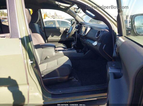 3TMBZ5DN7NM033907 2022 TOYOTA TACOMA Green Widok wnętrza z przodu