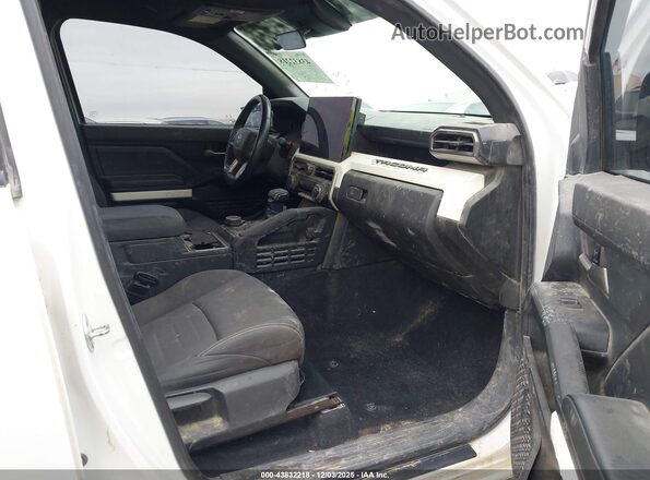 3TMLB5JN9RM003729 2024 TOYOTA TACOMA White Widok wnętrza z przodu