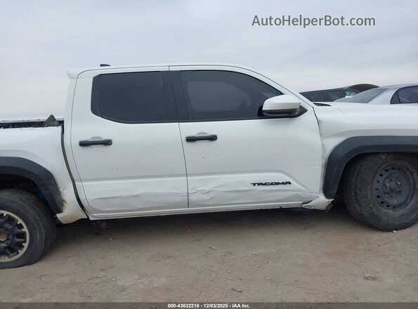 3TMLB5JN9RM003729 2024 TOYOTA TACOMA White Widok wnętrza z tyłu