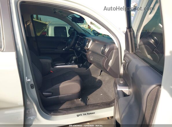 3TYCZ5AN2NT097611 2022 TOYOTA TACOMA Green Vista interior delantera