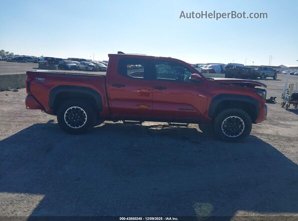 3TYLB5JN2ST068514 2025 TOYOTA TACOMA Red Սալոնի հետևի տեսք