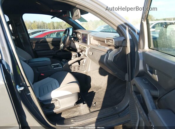 3TYLB5JN5RT037557 2024 TOYOTA TACOMA Gray Widok wnętrza z przodu