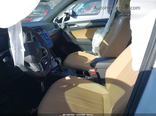 3VV3B7AX0NM177942 2022 VOLKSWAGEN TIGUAN White Вид салону спереду
