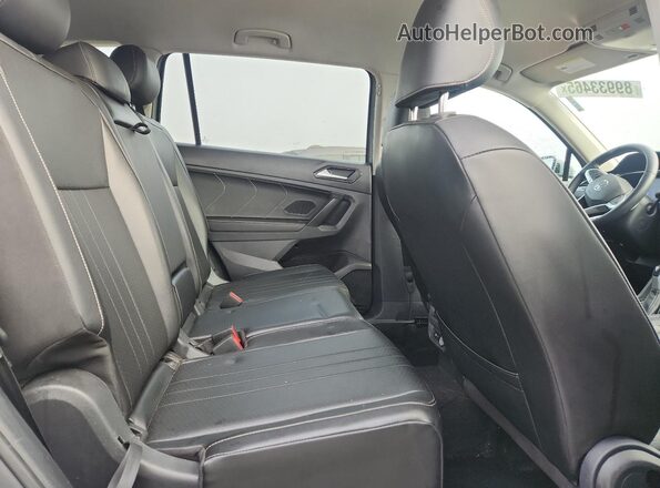 3VV3B7AX1NM107043 2022 VOLKSWAGEN TIGUAN Серебряный Вид задней части салона