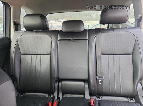 3VV3B7AX1NM107043 2022 VOLKSWAGEN TIGUAN Серебряный Вид задних сидений