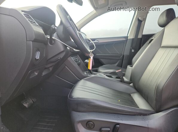 3VV3B7AX1NM107043 2022 VOLKSWAGEN TIGUAN Серебряный Вид салона спереди