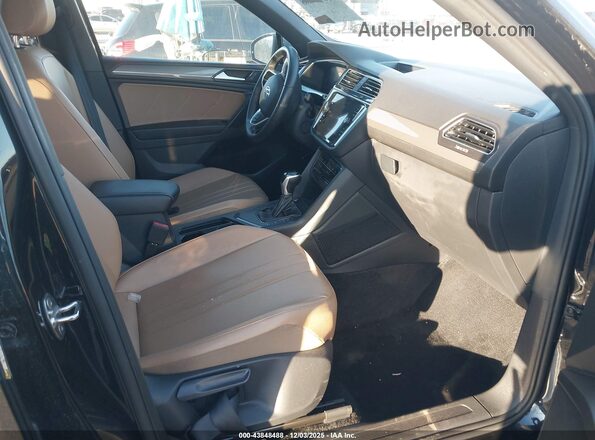 3VV3B7AX2NM128063 2022 VOLKSWAGEN TIGUAN Black Front interior view