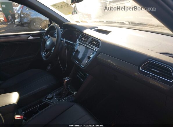 3VV8B7AX3NM047370 2022 VOLKSWAGEN TIGUAN Black Вид салону спереду