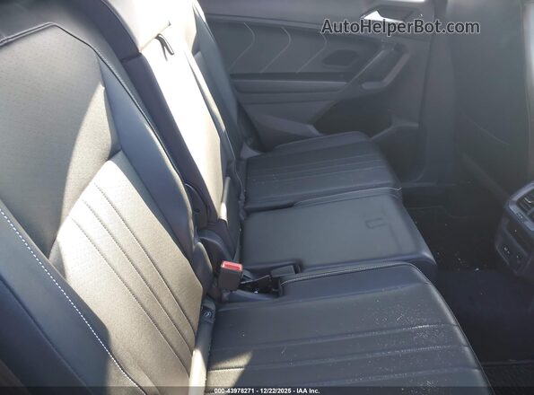 3VV8B7AX3NM047370 2022 VOLKSWAGEN TIGUAN Black Вид наклейки з VIN-кодом