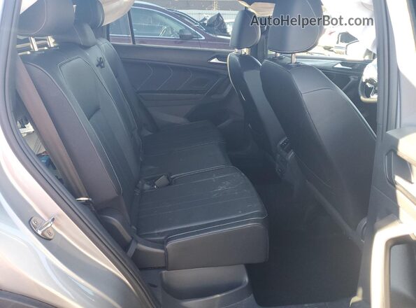 3VV8B7AX9NM053920 2022 VOLKSWAGEN TIGUAN Silver Rear interior view