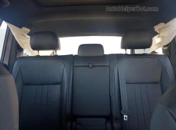 3VV8B7AX9NM053920 2022 VOLKSWAGEN TIGUAN Silver Rear seats view