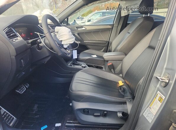3VV8B7AX9NM053920 2022 VOLKSWAGEN TIGUAN Silver Front interior view