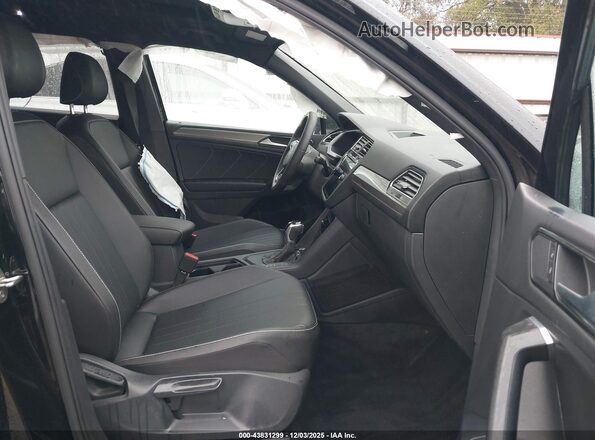 3VVCB7AX6NM133766 2022 VOLKSWAGEN TIGUAN Черный Вид салона спереди