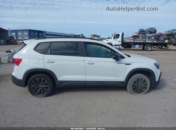 3VVCX7B27NM070181 2022 VOLKSWAGEN TAOS White Rear interior view