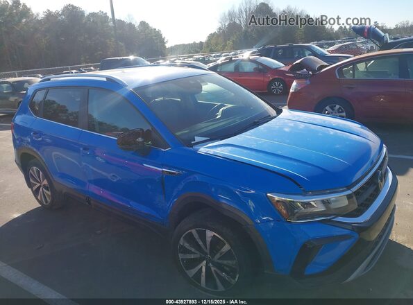 3VVEX7B2XRM057388 2024 VOLKSWAGEN TAOS Blue Widok wnętrza z tyłu