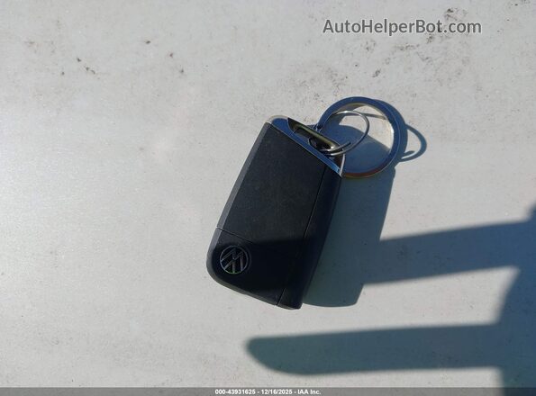 3VVRB7AX8PM106310 2023 VOLKSWAGEN TIGUAN Silver Widok deski rozdzielczej