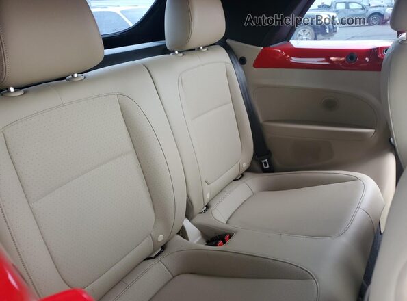 3VW5DAAT4KM502032 2019 VOLKSWAGEN BEETLE Red Widok tylnych siedzeń