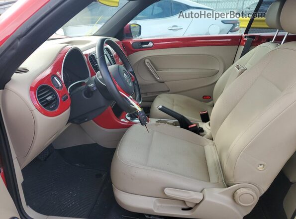 3VW5DAAT4KM502032 2019 VOLKSWAGEN BEETLE Red Widok wnętrza z przodu