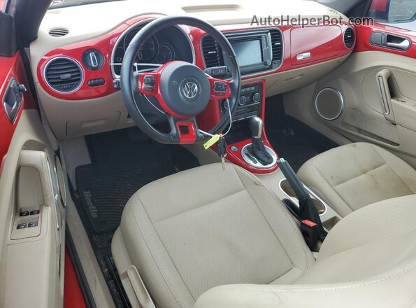 3VW5DAAT4KM502032 2019 VOLKSWAGEN BEETLE Red Widok deski rozdzielczej