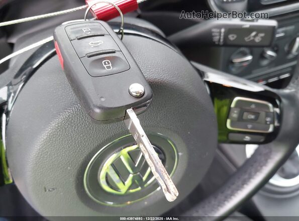 3VWFD7AT8KM720837 2019 VOLKSWAGEN BEETLE Красный Вид панели приборов