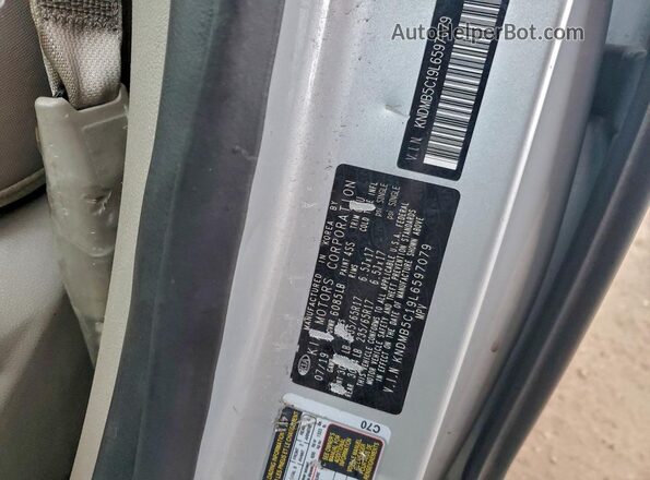 KNDMB5C19L6597079 2020 KIA SEDONA Серебряный Вид наклейки с VIN-кодом