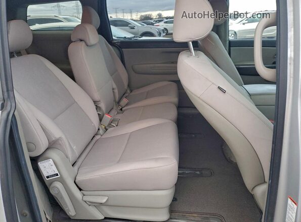 KNDMB5C19L6597079 2020 KIA SEDONA Серебряный Вид задней части салона